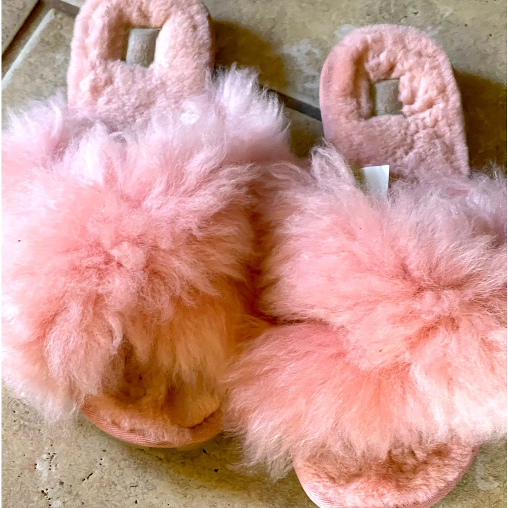 Fuzzy women’s size 11, UGG slippers. Color is light pink. Gently used.